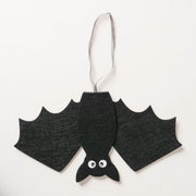 hangende figuur batu, vleermuis, hangvoorziening, h 21,00 cm, l 38,00 cm