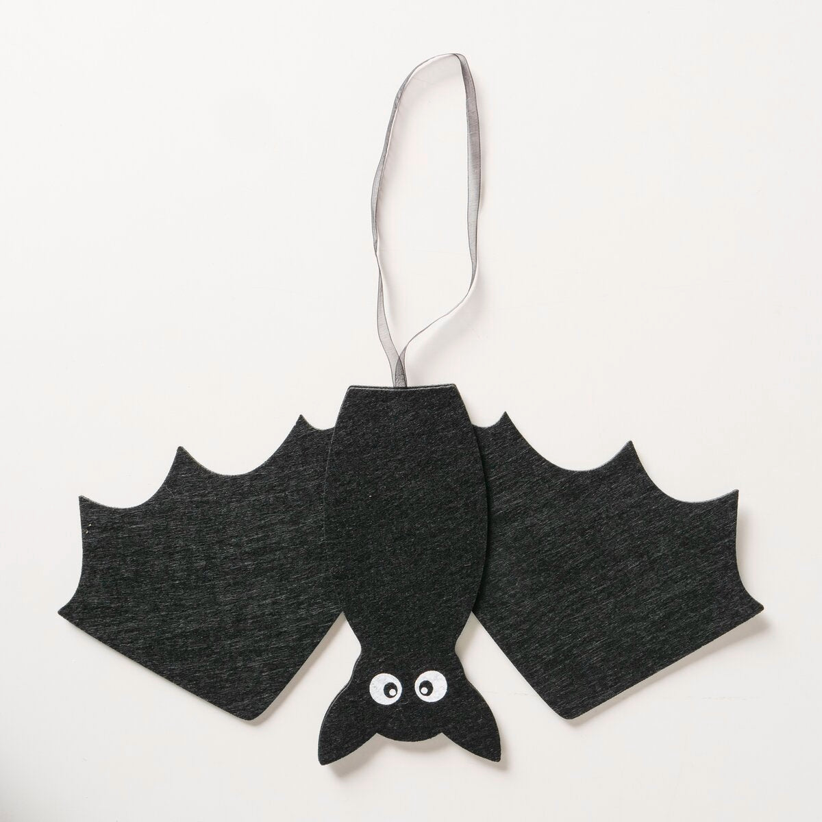 hangende figuur batu, vleermuis, hangvoorziening, h 21,00 cm, l 38,00 cm