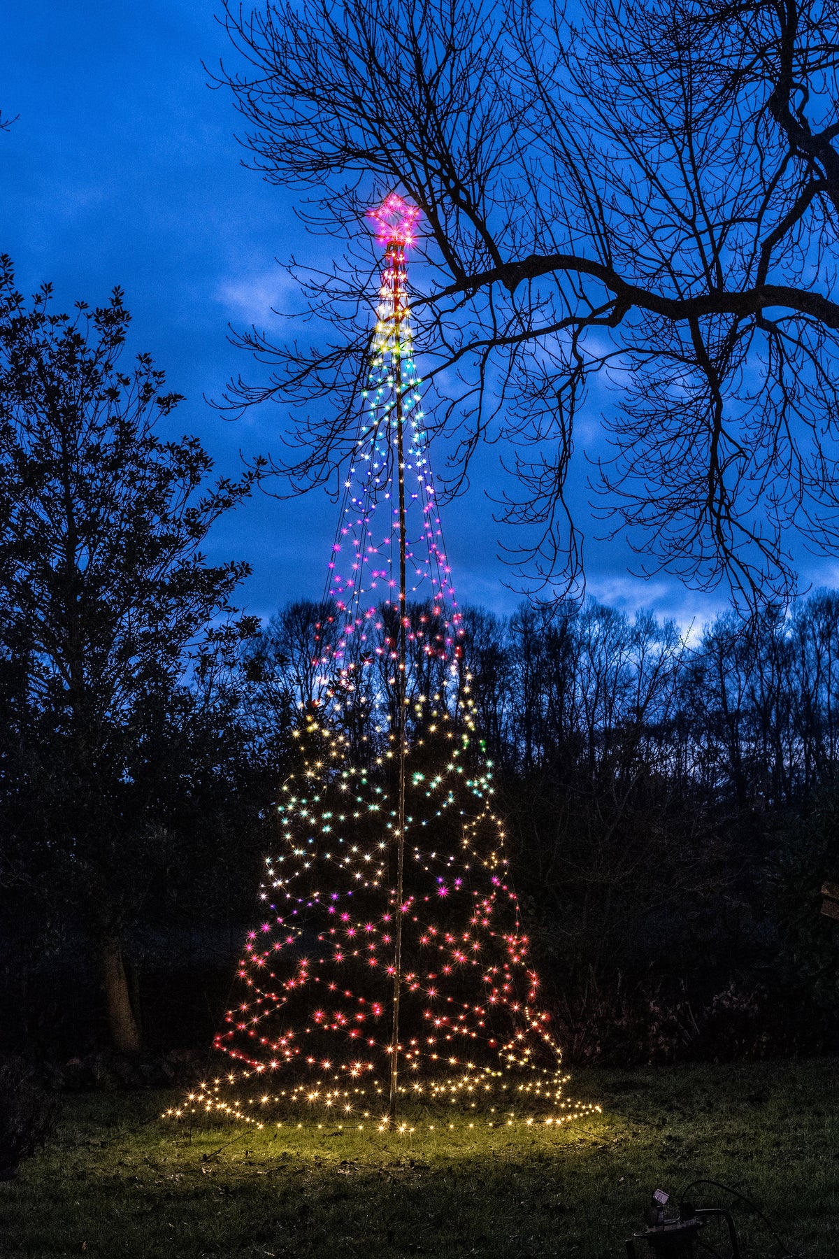 boom met ster 836led rgb ip44 trafo inclusief paal, afstandsbediening en 8 grondpennen d160h500cm