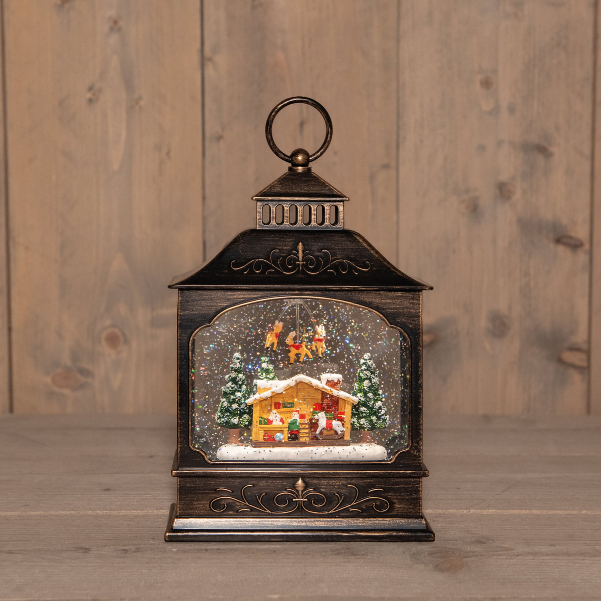 b.o. lantaarn kerstman met rendier roterend in glitterwater  18.5x8.5x27.5cm 3xaa en dc aansluiting led warm wit