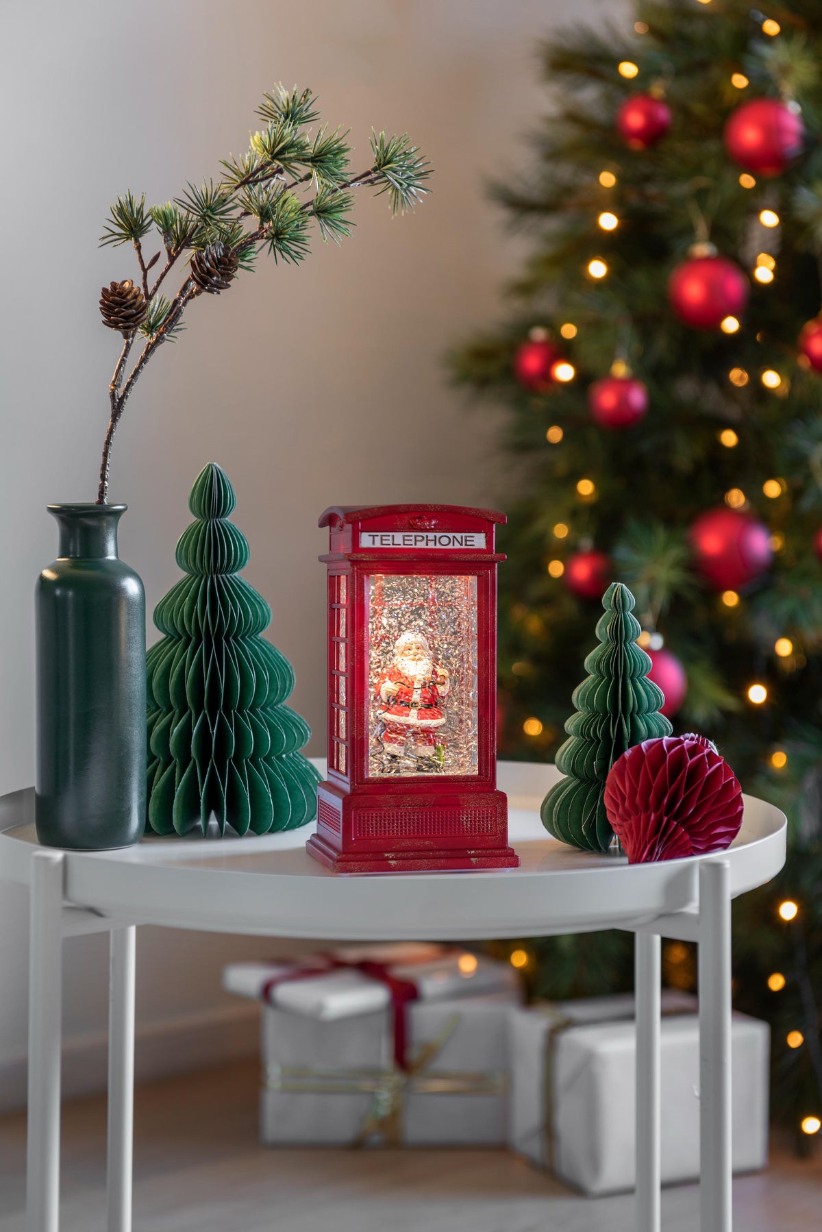 LED Telefonzelle klein 9,5x20cm, mit Weihnachtsmann Szenerie, Antikrot, wassergefüllt, 1l, warmweiß, an/aus/5h Timer, auf Batterie, 1 warmweiße LED, für innen (auf Batterie), Batterie: 3 x AA 1,5V