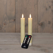 dinerkaars wax led bewegende vlam op batterij met afstandsbediening  2 stuks h18cm ivoor