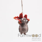 egel hangend aan blad 10 cm